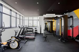 ein Fitnessstudio mit Laufbändern und Geräten in einem Raum in der Unterkunft Apartamentos para 5 pessoas com Piscina e Academia no Centro in Curitiba