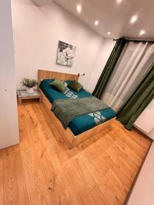 sypialnia z łóżkiem i drewnianą podłogą w obiekcie F2 moderne proche Paris w mieście Alfortville