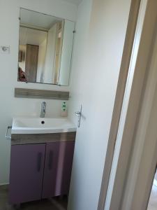 Koupelna v ubytování BJ Chalets - Simonsgat 40 - Vakantiepark Lauwersoog- Chalet aan SPEELTUIN + 21 fotografií