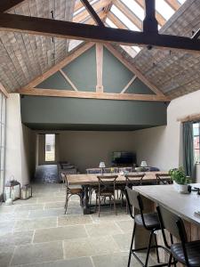 Restaurace v ubytování Converted Barn in Sibford Gower