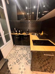 małą kuchnię z blatem i zlewem w obiekcie F2 moderne proche Paris w mieście Alfortville +1 zdjęcie