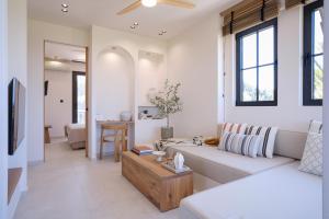 un soggiorno con un divano e un tavolo di Casa Olivea a Polykhrono