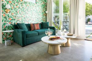 Posezení v ubytování The Wesley by AvantStay Mid-Century Modern Oasis with Pool