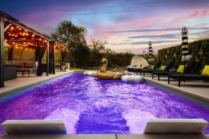 Piscina de la sau aproape de Designer Home with Hot Tub BBQ & Hill Views +46 fotografii
