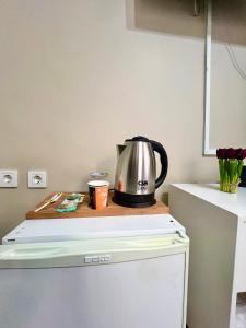 伊斯坦布尔Fındık Palas Otel的厨房内的炉灶上方的茶壶