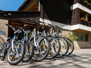 eine Reihe von Fahrrädern, die vor einem Gebäude geparkt sind in der Unterkunft Ózoon Hotel in Nyíregyháza