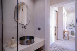 un bagno con lavandino e specchio di Casa Olivea a Polykhrono Altre 83 foto