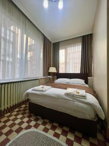 伊斯坦布尔Fındık Palas Otel的一间带窗户的房间里有一张大床的卧室