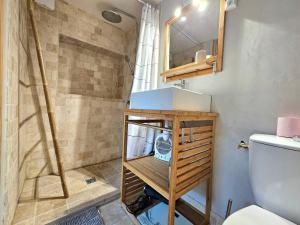 une salle de bain avec une douche, des toilettes et un lavabo dans l'établissement Maison de ville authentique au coeur de Leucate, à Leucate