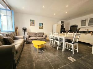 un salon avec un canapé et une table dans l'établissement Maison de ville authentique au coeur de Leucate, à Leucate