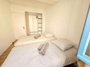 Un ou plusieurs lits dans un hébergement de l'établissement Maison de ville authentique au coeur de Leucate