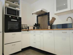 Cuisine ou kitchenette dans l'établissement Maison de ville authentique au coeur de Leucate