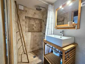 une salle de bain avec un lavabo et une douche dans l'établissement Maison de ville authentique au coeur de Leucate, à Leucate 37 autres photos