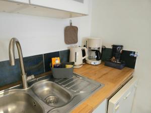 Cuisine ou kitchenette dans l'établissement Maison de ville authentique au coeur de Leucate