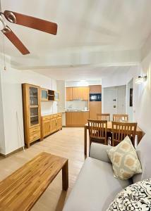 un salon avec un canapé et une table dans l'établissement Apartamento Playa Arenal - Calpe, à Calp