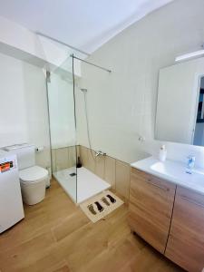 une salle de bain avec une douche en verre et des toilettes dans l'établissement Apartamento Playa Arenal - Calpe, à Calp