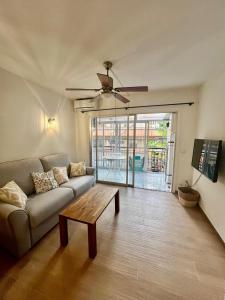 un salon avec un canapé et une table dans l'établissement Apartamento Playa Arenal - Calpe, à Calp