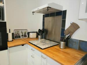 Cuisine ou kitchenette dans l'établissement Maison de ville authentique au coeur de Leucate