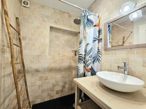 Salle de bains dans l'établissement Maison de ville authentique au coeur de Leucate