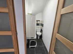 Salle de bains dans l'établissement Maison de ville authentique au coeur de Leucate