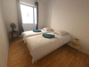 Un ou plusieurs lits dans un hébergement de l'établissement Maison de ville authentique au coeur de Leucate