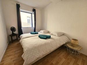 Un ou plusieurs lits dans un hébergement de l'établissement Maison de ville authentique au coeur de Leucate