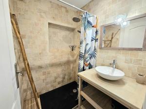 Salle de bains dans l'établissement Maison de ville authentique au coeur de Leucate