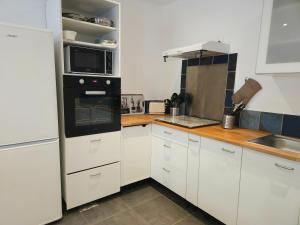 Cuisine ou kitchenette dans l'établissement Maison de ville authentique au coeur de Leucate