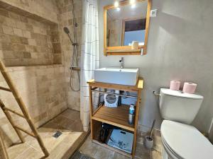 Salle de bains dans l'établissement Maison de ville authentique au coeur de Leucate