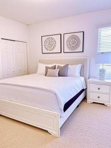Кровать или кровати в номере Elegant King or Queen Suite Rooms -Private Bath-5 Star Resort-Pool-SPA-Club-Disney-Water Park-WiFi-Smart TV +14 фотографий