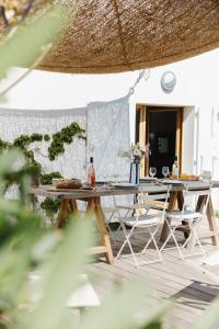 a table with two chairs and a bottle of wine at Villa Novia Del Mar in Île dʼAix