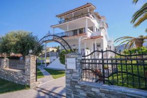 una casa con un cancello di ferro e una recinzione di Casa Olivea a Polykhrono