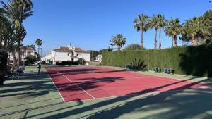 Tenis a/nebo squash v ubytování Apartamento Agua Rosa nebo okolí