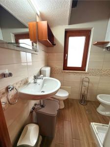 A bathroom at B&B Da Luca