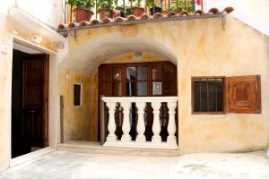 an entrance to a building with a balcony at Corte Micetti 2- Centro storico in Gallipoli