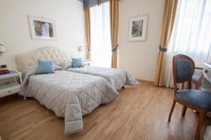 Posteľ alebo postele v izbe v ubytovaní Hotel Villa Erica