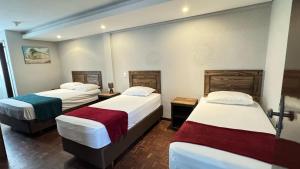 two beds in a room with two beds sidx sidx sidx sidx at Pousada Tropeira in Lapa