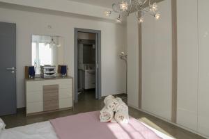 een slaapkamer met een bed met handdoeken erop bij Casetta Ficara in Altomonte +24 foto's