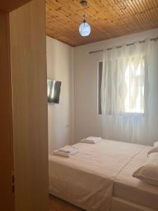Postel nebo postele na pokoji v ubytování Vila 7 Divjake