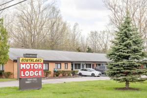 WoodhavenにあるPrivate Stay for 2 • Near Food Fun Spotsのクリスマスツリーのあるモーテルの前の看板