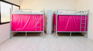 Posteľ alebo postele v izbe v ubytovaní Muscat Dormitory Male&Female