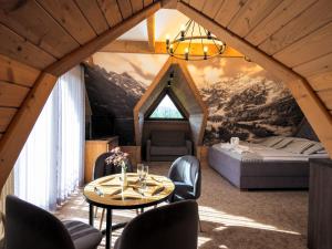 Posedenie v ubytovaní Apartamenty Małe Ciche z jacuzzi ogrodowym, widokiem na TATRY i SKY WALK