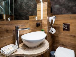 Kúpeľňa v ubytovaní Apartamenty Małe Ciche z jacuzzi ogrodowym, widokiem na TATRY i SKY WALK
