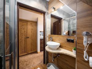 Kúpeľňa v ubytovaní Apartamenty Małe Ciche z jacuzzi ogrodowym, widokiem na TATRY i SKY WALK