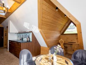 Kuchyňa alebo kuchynka v ubytovaní Apartamenty Małe Ciche z jacuzzi ogrodowym, widokiem na TATRY i SKY WALK