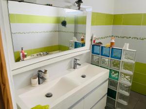 Koupelna v ubytování Chambre spacieuse Pour 2 personnes