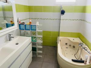 Koupelna v ubytování Chambre spacieuse Pour 2 personnes