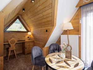 Posedenie v ubytovaní Apartamenty Małe Ciche z jacuzzi ogrodowym, widokiem na TATRY i SKY WALK
