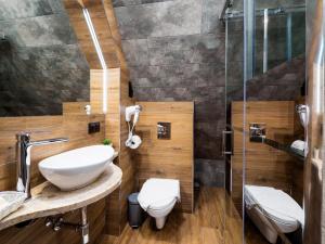 Kúpeľňa v ubytovaní Apartamenty Małe Ciche z jacuzzi ogrodowym, widokiem na TATRY i SKY WALK