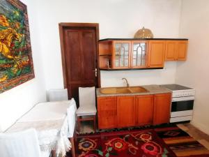 Dapur atau dapur kecil di Karagjozi Guesthouse